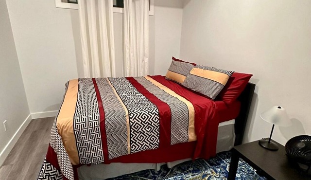 Modern 2 Bedroom Queen beds | Cozy, Private, Near Shops & Attractions