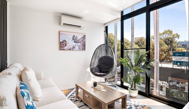 Modern 2-Bedroom Retreat Minutes from St Kilda