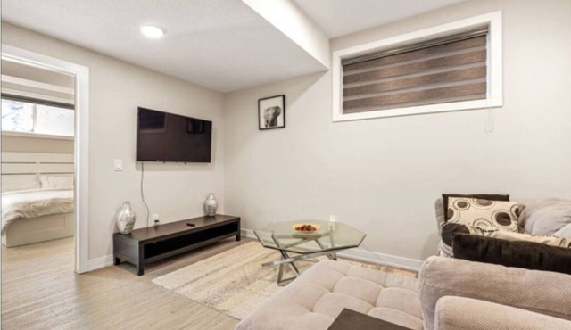 Modern 2-Bedroom Retreat Near Airport & Banff!