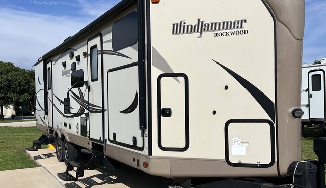 Modern 2 bedroom RV Retreat with Pool Access