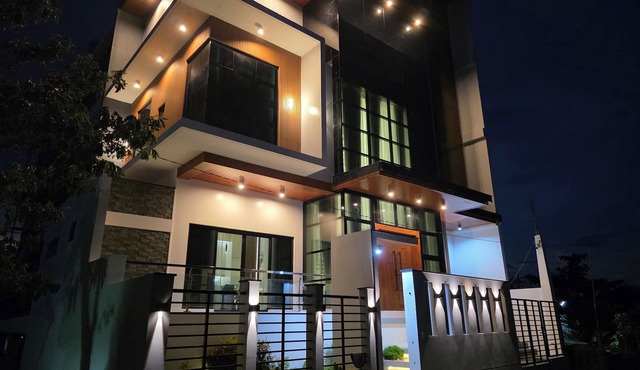 Modern 2 bedroom stay with full kitchen and 2 washrooms. Ideal for groups of 5