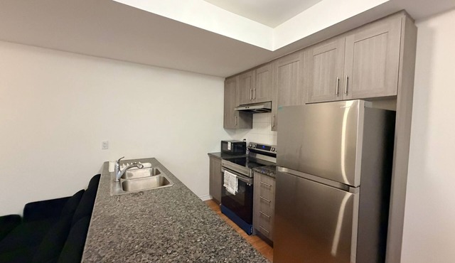 Modern 2-Bedroom Suite| Near Airport | Free Parking