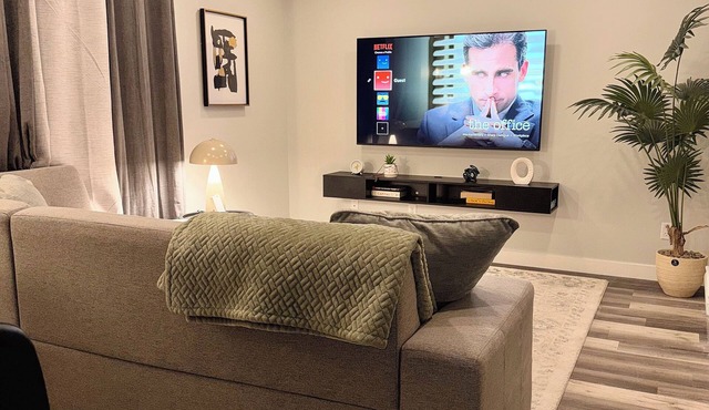 Modern 2-bedroom suite - Cozy vibes & Great Location.