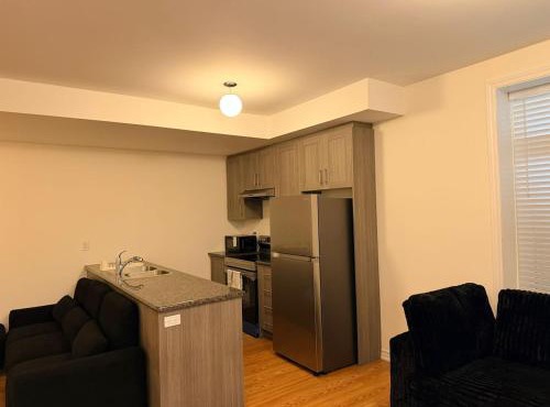 Modern 2 Bedroom Suite Near Airport Free Parking