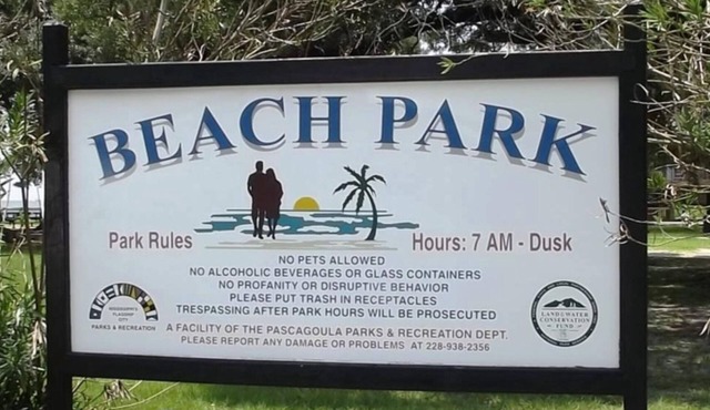 Modern 2-bedroom townhome in lovely Pascagoula with AC, WiFi, and workspace.