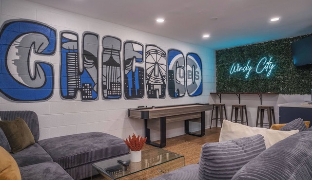 Modern 2-bedroom townhome in Chicago with private patio