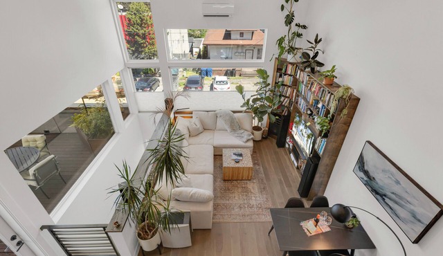 Modern 2-Bedroom Townhouse with Rooftop Patio