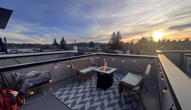 Modern 2 Bedroom Townhome in the Heart of Ballard, Seattle