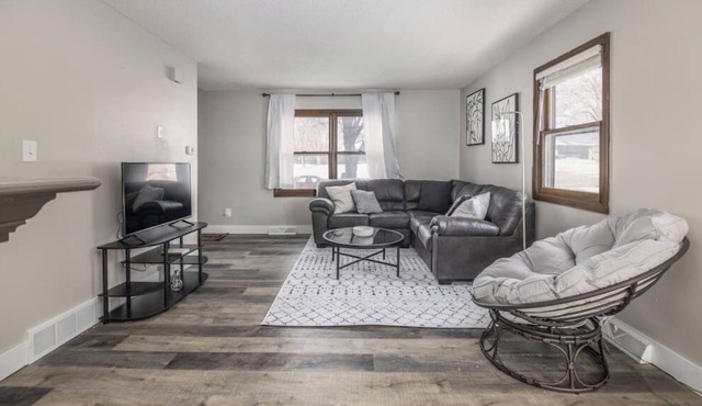 Modern 2 Bedroom Townhouse in Quiet Neighborhood