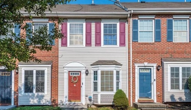 Modern 2- bedroom Townhouse in Gated Community