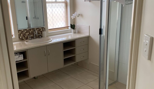 Modern 2 bedroom unit close to city centre