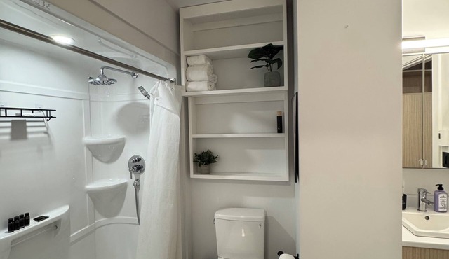 Modern 2-bedroom Uptown, minutes from the Cities Hospots