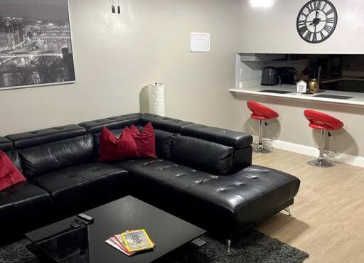Modern 2 Bedroom Townhome Minutes from the Beach!