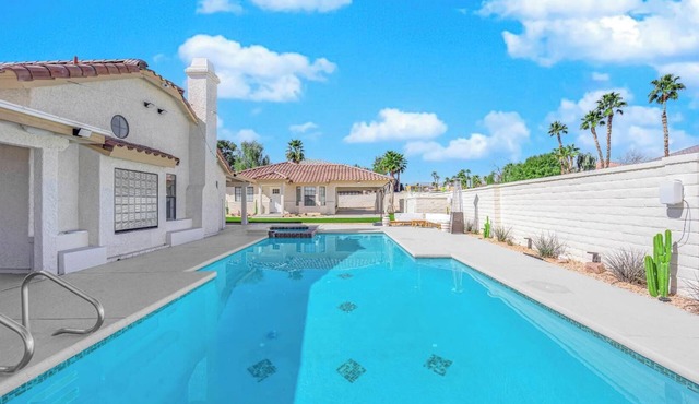Modern 2-Bedroom w/Pool