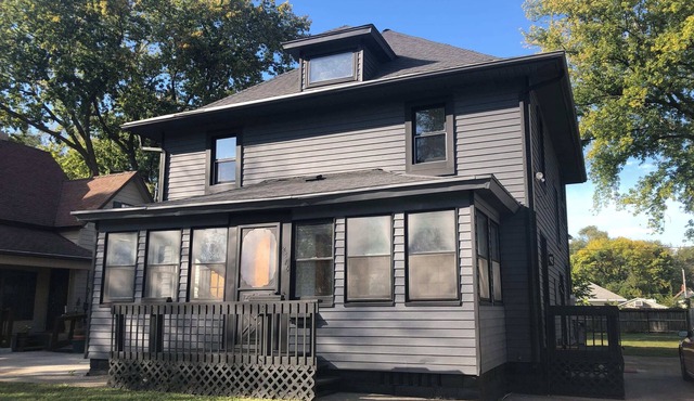 Modern 2 Bedroom with King near downtown w yard