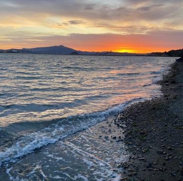 Modern 2 BR 2BA Biz Friendly Duplex with Fast Wi-Fi and Workspaces