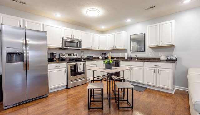 Modern 2 BR apartment great location