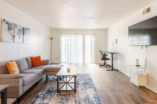 Modern 2 BR APT, Near Hospital & UAB, WiFi