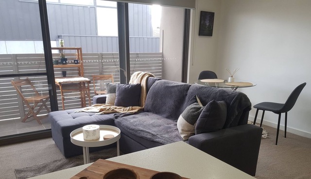 Modern 2 BR Apartment - 4 Beds - near Latrobe Uni & Hospitals. Secure Parking.