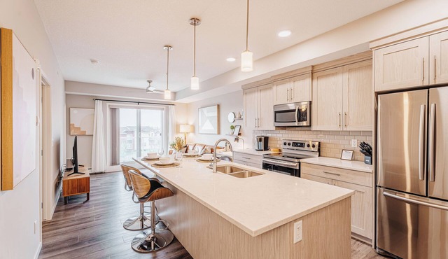 Modern 2 BR condo, Sleeps 4, w/AC, 8 mins to YYC