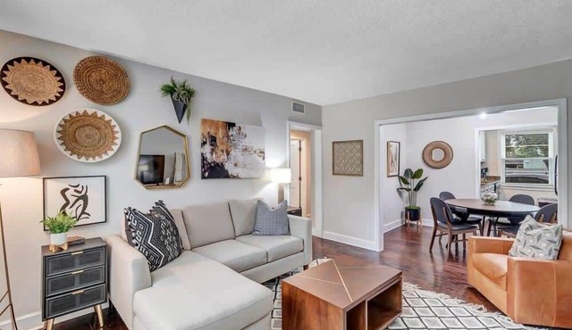 Modern 2 BR Condo - 2 block from San Marco