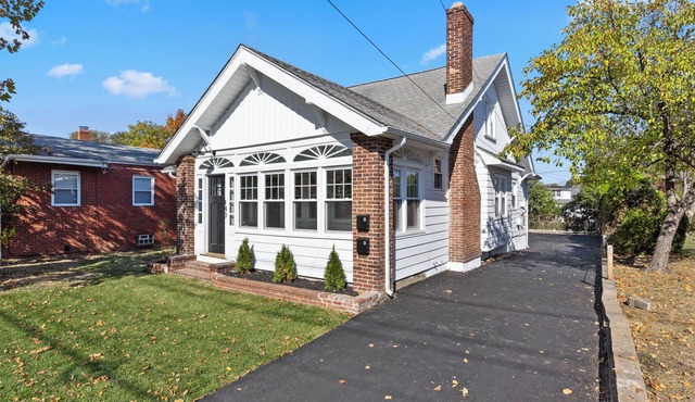 Modern 2 -BR Gem in Audubon with Wi-Fi, in-unit laundry & cozy atmosphere!