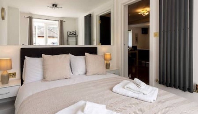 Modern 2 BR In Cowley W/Free Parking