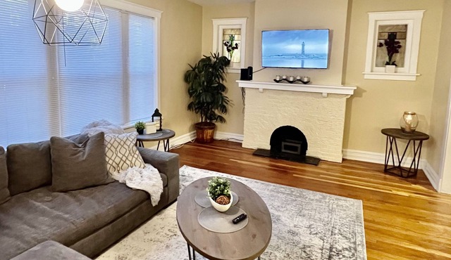 Modern 2 BR Located next to the famous St Louis Loop