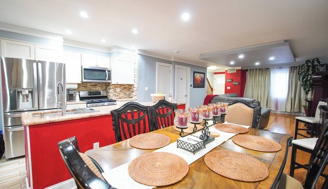 Modern 2-floor, 3-bedroom apartment 20 minutes from Manhattan.