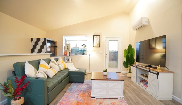 Modern 2 King Bed Kitchen Airport LightRail