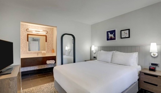 Modern 2 Queen Unit with Kitchen, Fitness Center, Near 49ers Museum!