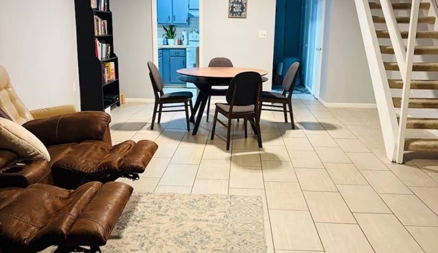 Modern 2 Story Condo w/Pool & Free Parking - 10 min Downtown St Petersburg