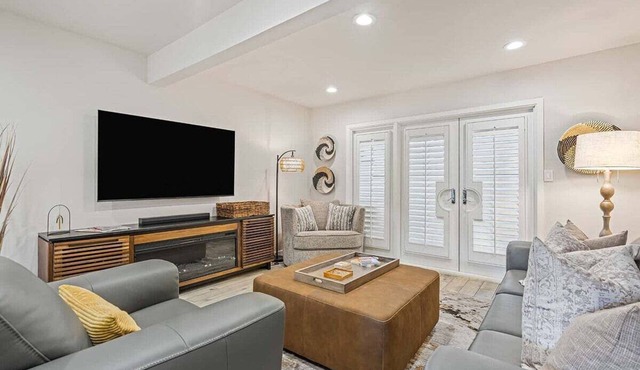 Modern 2b/1b Tarrytown with Private Patio, Prime Location, Sleeps 4
