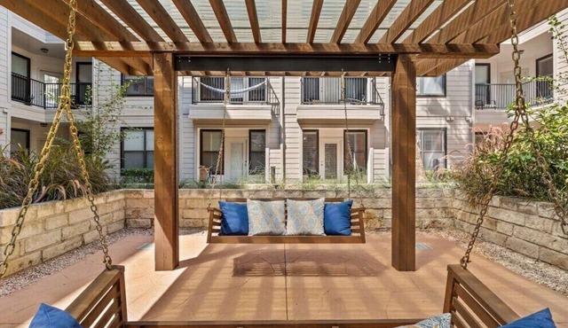 Modern 2B near Downtown with Pool and Cozy King Beds