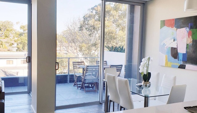 Modern 2b2b apartmemt. close to water front