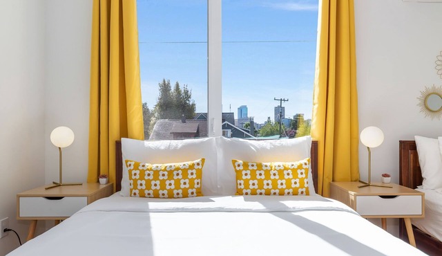 Modern 2B2B w/Rooftop Walk to CapHill 6 Guests