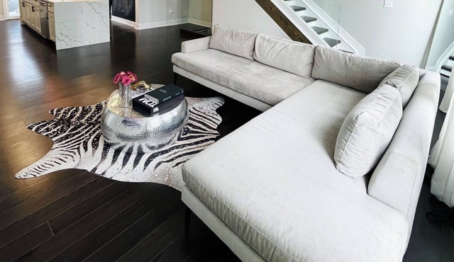 Modern 2bd 2.5bth townhome with comfy beds, chef kitchen & close to everywhere
