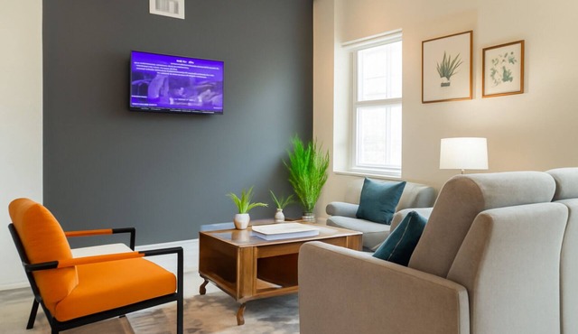 Modern 2BD 2BA Queen Bed Work Desk WiFi W/D