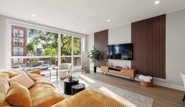 Modern 2BD 2BD Condo with Parking in Tri Taylor