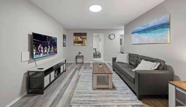 Modern 2BD Apartment Near Royal Oak