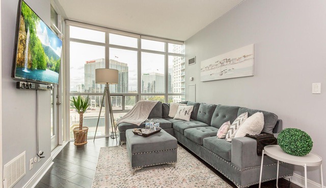 Modern 2Bd Condo in Square1 with Iconic Views