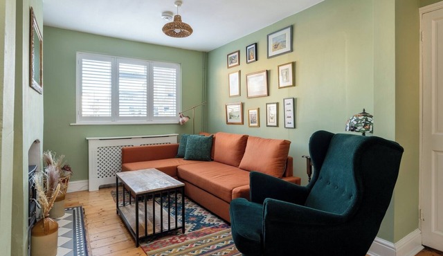 Modern 2BD Victorian Home Near Town Centre