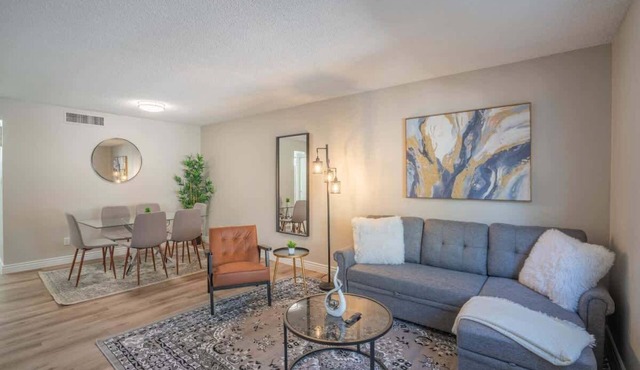 Modern 2BD with Parking Gym Pool can Sleep 8
