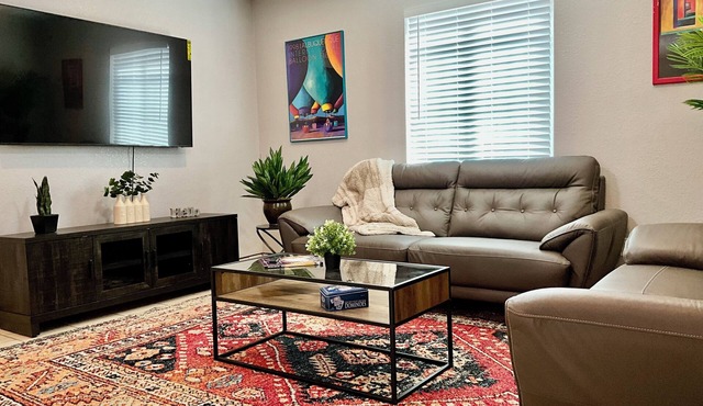 Modern 2BD1BA Central Location Fast WiFi Super Clean
