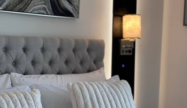 Modern 2BDR with fireplace & and Lounge