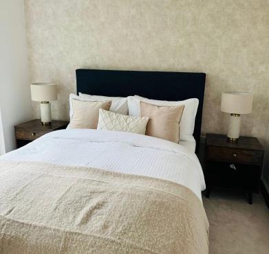 Modern 2Bed 2Bath Maidstone Apt - Parking, WiFi, Balcony - Perfect Long Stay