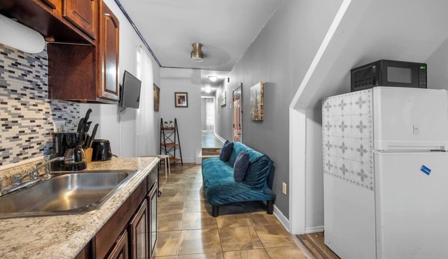 Modern 2BR: 10 Mins to Metro