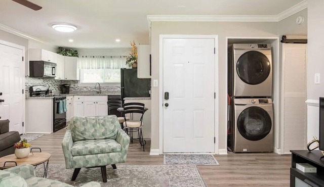 Modern 2BR 1BA - 5-min to ATL Airport - Free Parking-3B