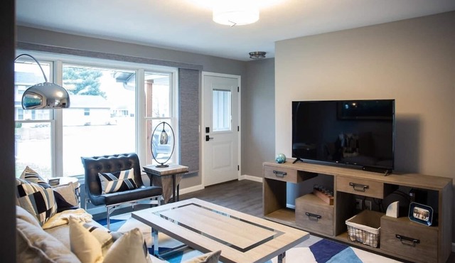 Modern 2BR 1BA Home For Rent in Central Janesville - Garage Parking,Pet Friendly