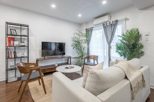 Modern 2BR - 2 Full Bathrooms - Trendy Location